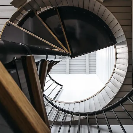 公寓 Naava 303 Loft - Kaksikerroksinen Lasiseinaehuoneisto Jaervinaekoealalla *